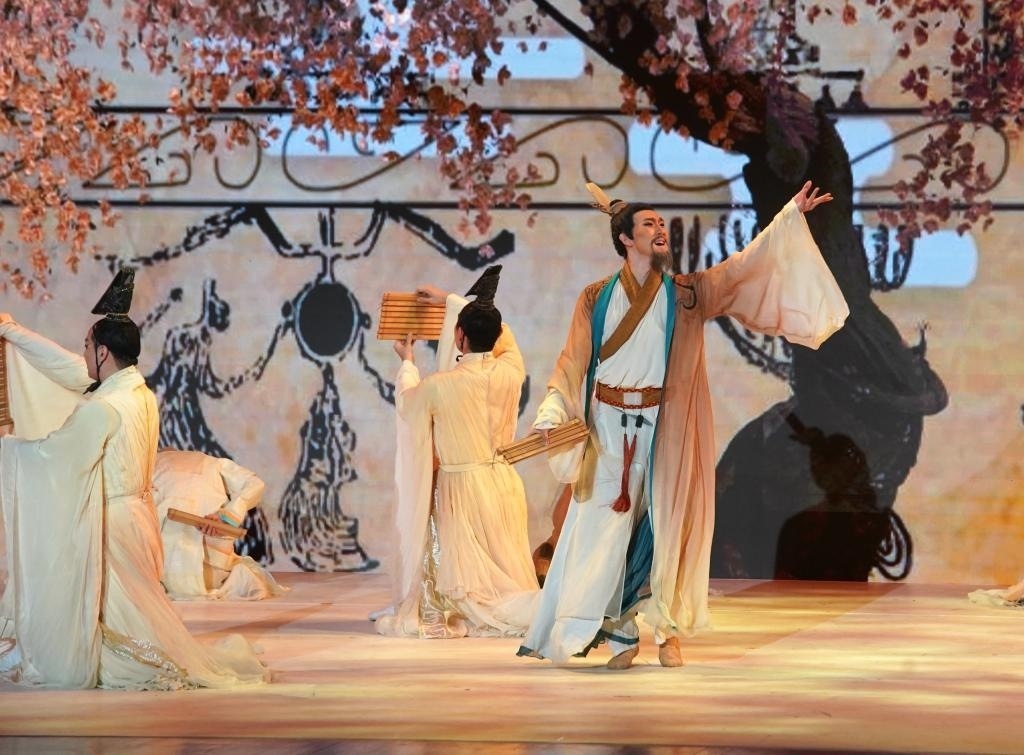 11月6日，演職人員在表演民族舞劇《孔子》片段。新華社記者 張晨霖 攝