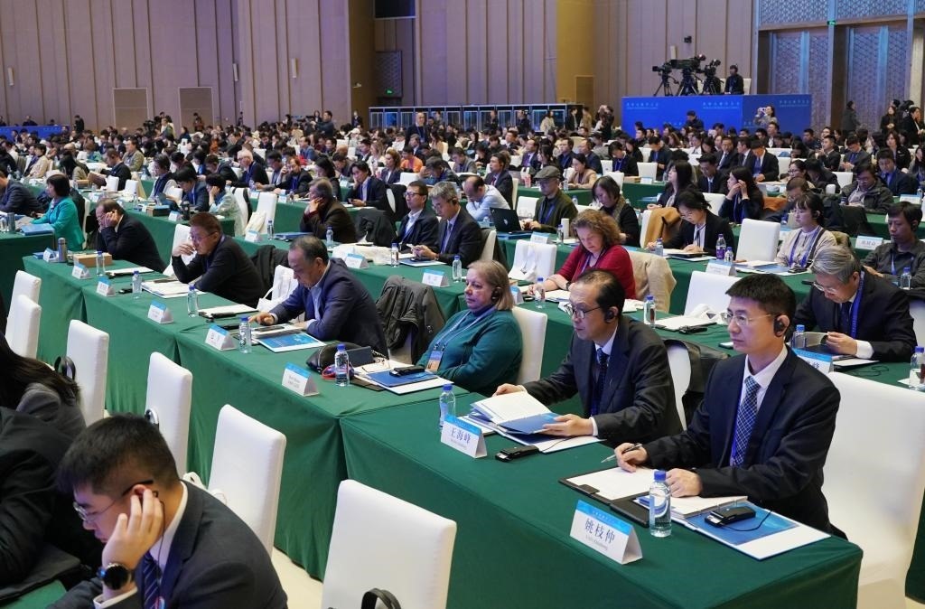 11月7日，中外嘉賓在首屆世界古典學(xué)大會(huì)開幕式現(xiàn)場(chǎng)聽會(huì)。新華社記者 張晨霖 攝