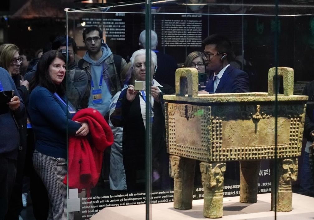 11月6日，中外嘉賓來到中國考古博物館參觀“考古與中華文明溯源展”。該展是本屆世界古典學(xué)大會(huì)推出的配套活動(dòng)之一。新華社記者 張晨霖 攝
