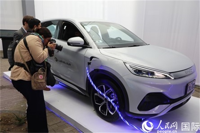 圖為秘魯媒體記者正在拍攝現(xiàn)場展出的比亞迪電動汽車。 人民網(wǎng)記者姜波攝