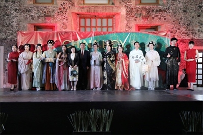 墨西哥華人婦女聯(lián)合總會(huì)木蘭藝術(shù)團(tuán)的中國(guó)古代服裝表演。主辦方供圖