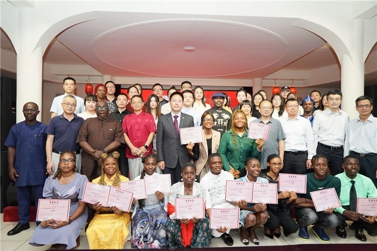 參賽選手與嘉賓合影留念。尼日利亞中國(guó)文化中心供圖
