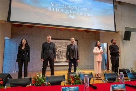 發(fā)布會(huì)現(xiàn)場(chǎng)，主創(chuàng)表演音樂(lè)劇片段。主辦方供圖