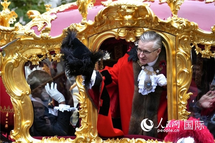 新任金融城市長(zhǎng)阿拉斯泰爾·金向人群致意。吳若鳴攝