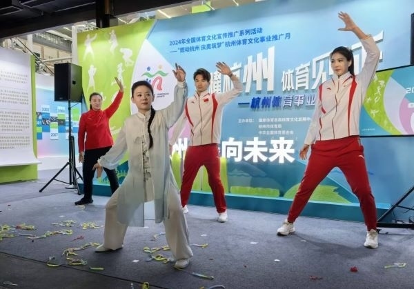 三位奧運(yùn)冠軍進(jìn)行陳式太極拳表演。 人民網(wǎng)記者 楊磊攝