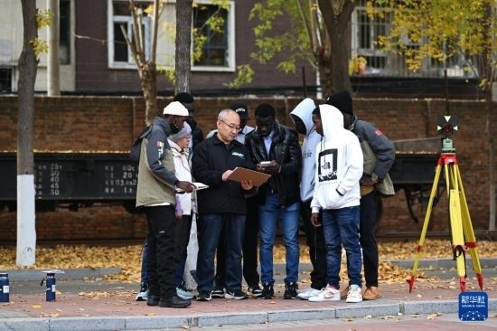 在天津鐵道職業(yè)技術(shù)學(xué)院，老師指導(dǎo)幾內(nèi)亞學(xué)員使用測距儀器（11月11日攝）。新華社記者 李然 攝