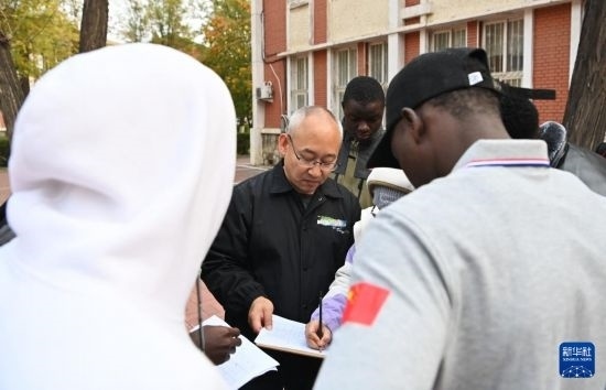 在天津鐵道職業(yè)技術(shù)學(xué)院，老師指導(dǎo)幾內(nèi)亞學(xué)員使用測距儀器（11月11日攝）。新華社記者 李然 攝