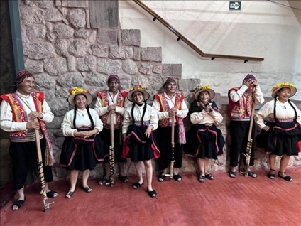 身著傳統(tǒng)服飾的秘魯藝人。本報(bào)記者 張朋輝 攝