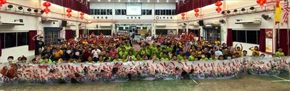 在工作坊導(dǎo)師的指導(dǎo)下，三校200余名學(xué)生共同完成了一幅長(zhǎng)達(dá)80尺的水墨畫(huà)作。主辦方供圖