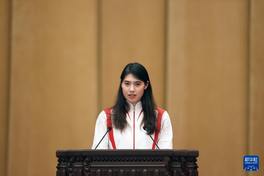 11月15日，游泳運動員張雨霏在報告會上發(fā)言。新華社記者 李明 攝