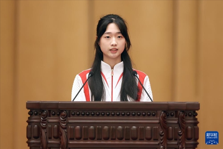 11月15日，射擊運動員黃雨婷在報告會上發(fā)言。新華社記者 李明 攝