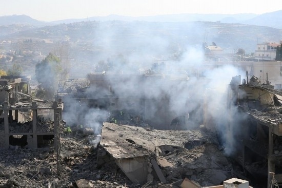 這是10月16日在黎巴嫩南部城鎮(zhèn)加納拍攝的遭摧毀的建筑。新華社發(fā)（阿里·哈希紹攝）