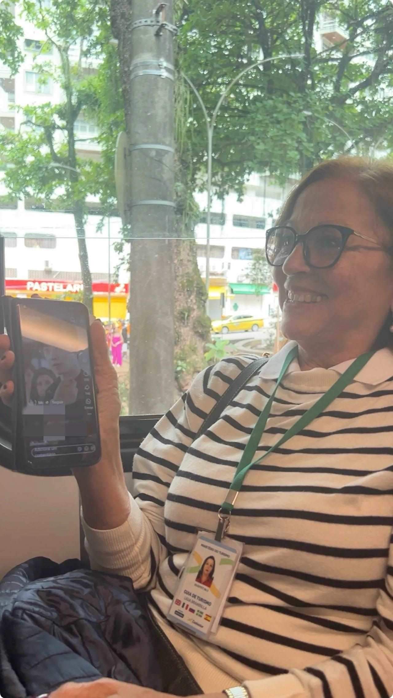 當(dāng)?shù)厝讼驆u叔展示中國(guó)網(wǎng)劇。作者供圖