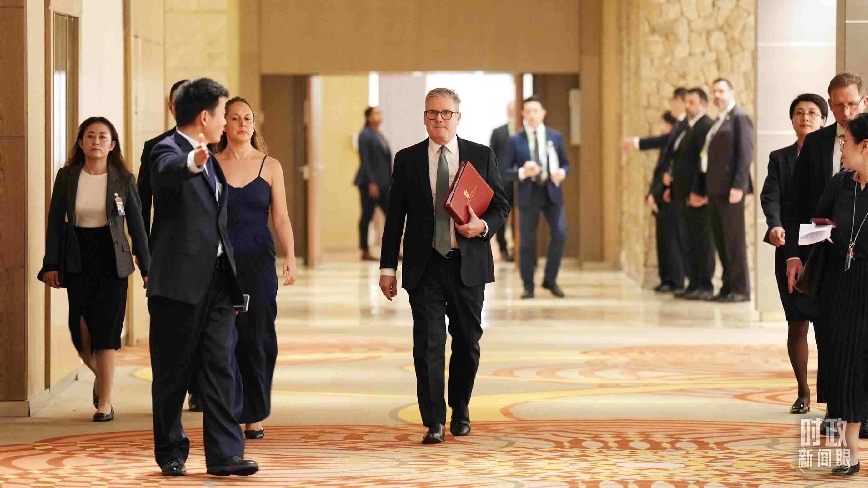 △英國首相斯塔默抵達(dá)會見現(xiàn)場。（總臺記者李晉拍攝）