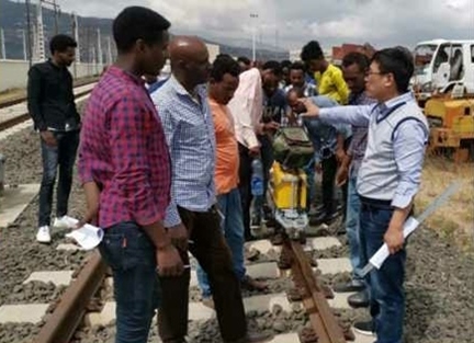 山東職業(yè)學(xué)院開展亞吉鐵路運(yùn)營(yíng)技術(shù)培訓(xùn)。教育部職業(yè)教育與成人教育司供圖