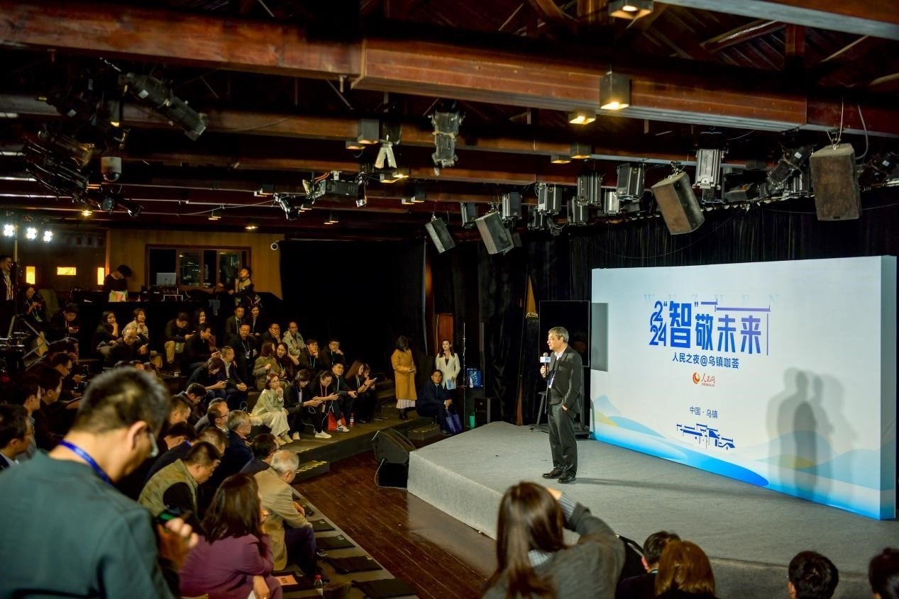 在開(kāi)場(chǎng)環(huán)節(jié)，清華大學(xué)人工智能研究院常務(wù)副院長(zhǎng)、教授孫茂松發(fā)言分享。人民網(wǎng)記者 任峰濤攝