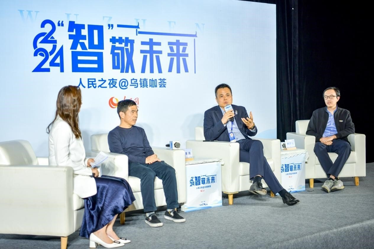 在對(duì)話(huà)環(huán)節(jié)，之江實(shí)驗(yàn)室高級(jí)研究專(zhuān)家潘愛(ài)民、伏羲智庫(kù)創(chuàng)始人李曉東、麒麟軟件副總經(jīng)理李震寧探討“‘百模大戰(zhàn)’將卷向何方”。人民網(wǎng)記者 任峰濤攝