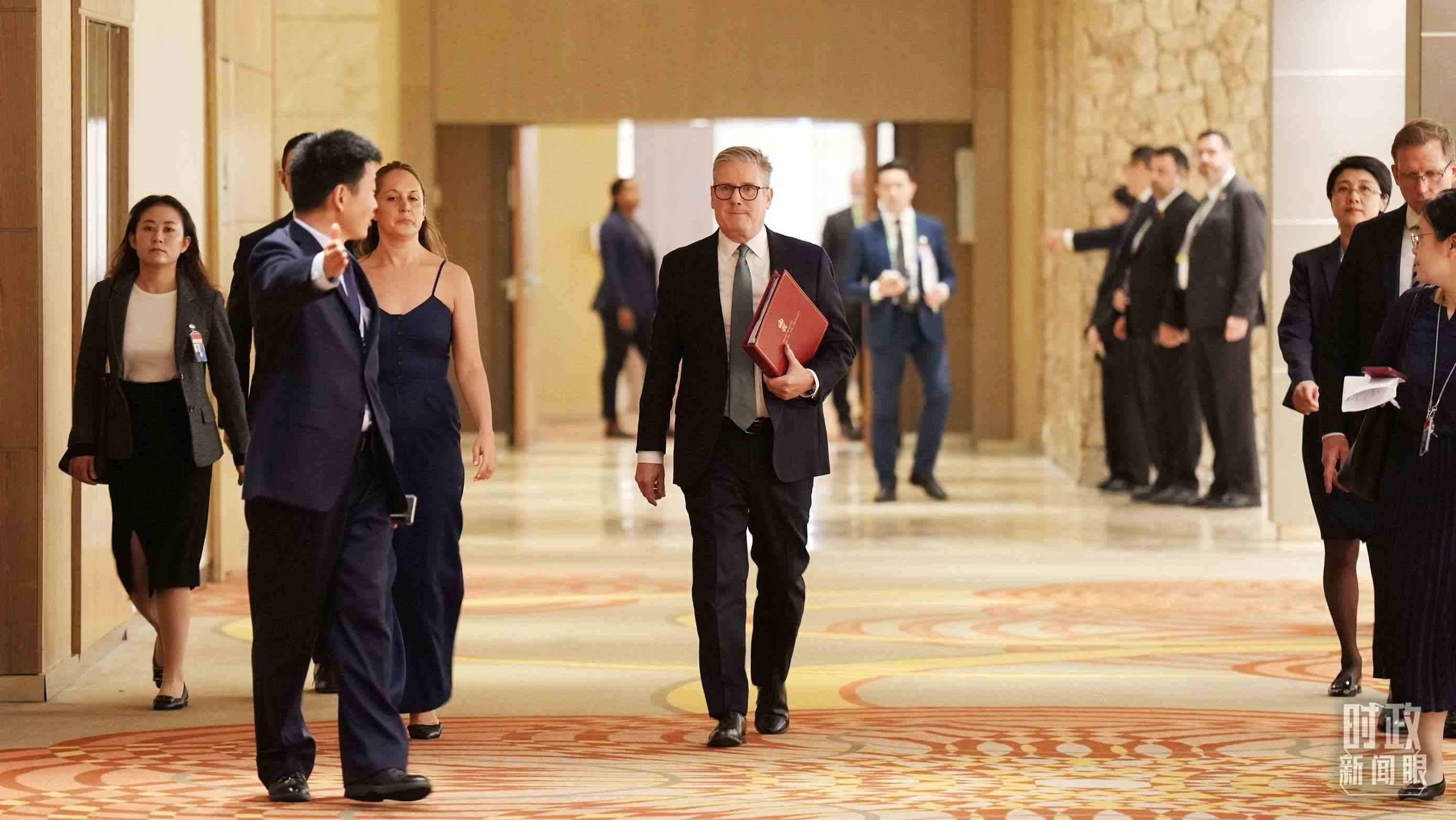 英國首相斯塔默抵達會見現(xiàn)場，這是他首次同習主席面對面交流。