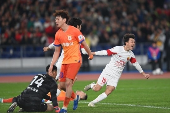 11月23日，上海海港隊(duì)球員王振澳（右）慶祝進(jìn)球。新華社記者 黃宗治 攝