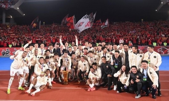 11月23日，上海海港隊(duì)成員在頒獎(jiǎng)儀式后與球迷合影。新華社記者 黃宗治 攝