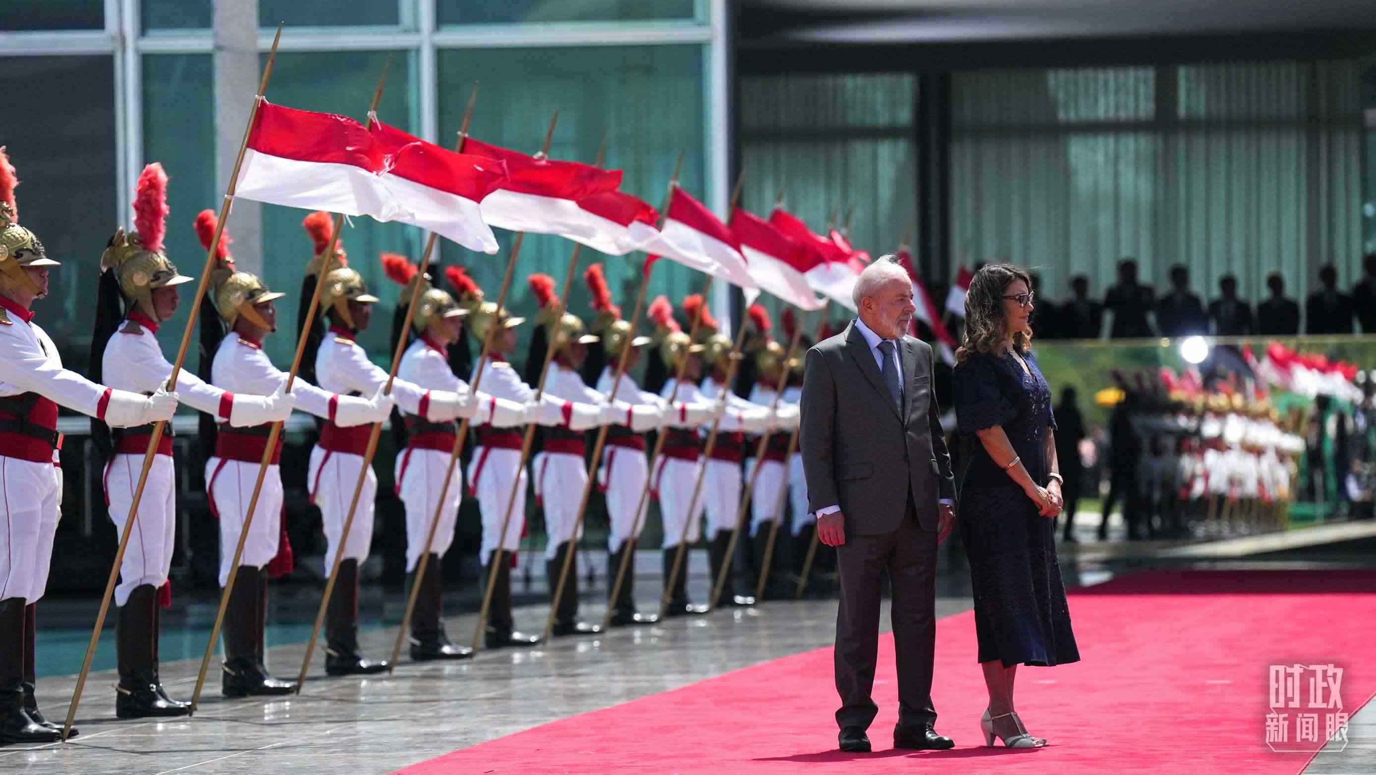 巴西總統(tǒng)盧拉和夫人羅桑等候習主席到來。