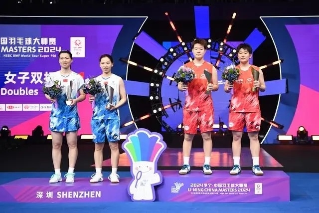 11月24日，劉圣書（右二）/譚寧（右一）與李怡婧/羅徐敏（左一）在頒獎臺上合影。新華社記者 梁旭攝