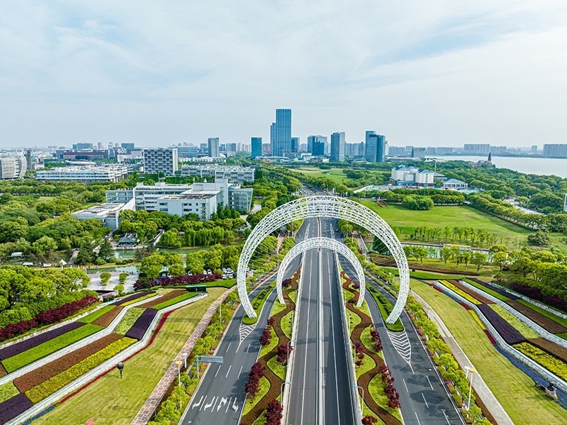 圖為蘇州工業(yè)園區(qū)星湖街鋼結(jié)構(gòu)雕塑。