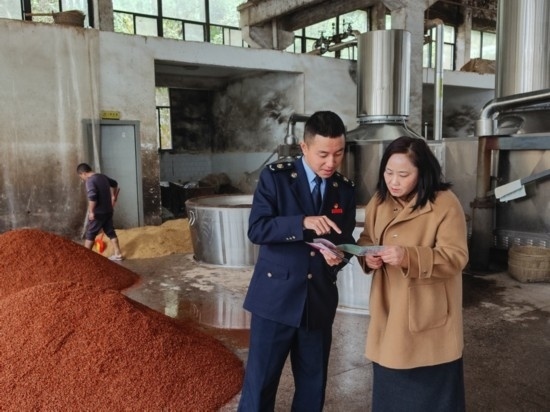 鎮(zhèn)遠(yuǎn)縣稅務(wù)局在酒企宣傳調(diào)研。黔東南州稅務(wù)局供圖