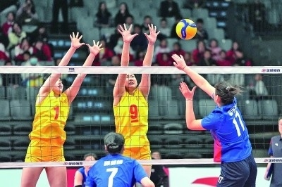 11月27日，山東隊(duì)球員李晨瑄（中）、李美君（左）在比賽中攔網(wǎng)。新華社發(fā)