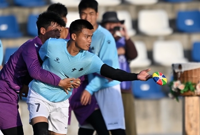 11月28日，花炮半決賽，廣西隊(duì)與海南隊(duì)展開(kāi)激烈角逐。新華社記者 郭程攝