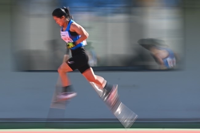 11月28日，海南隊(duì)選手吳明芬在高腳競(jìng)速比賽中。新華社記者 杜子璇攝