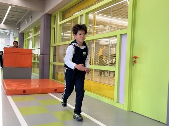 學生在南樓二層的體能教師訓(xùn)練。人民網(wǎng)記者孫競 攝