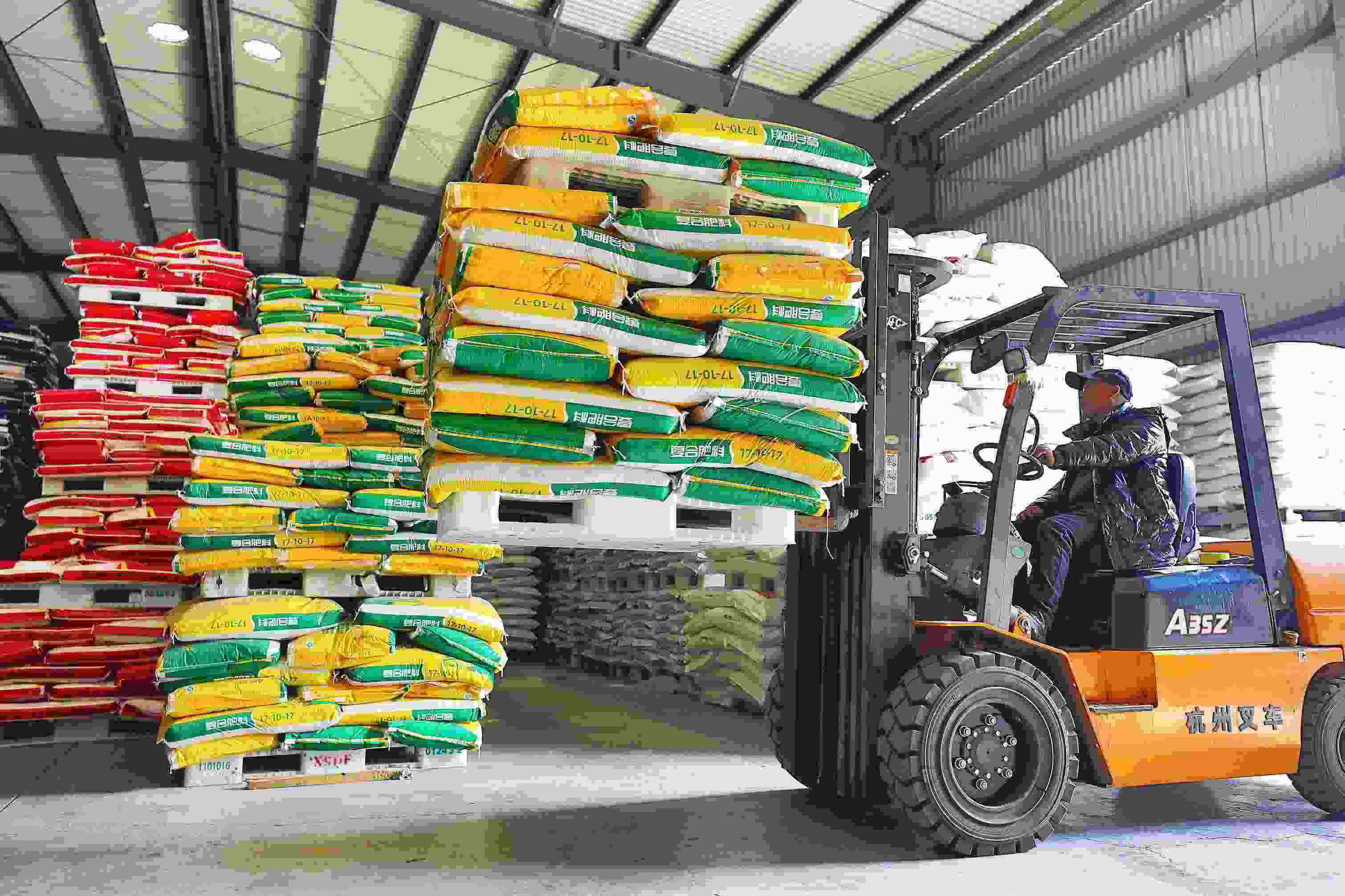2023年2月15日，在浙江義烏供銷聯(lián)社的農(nóng)資貯存?zhèn)}庫，工作人員正在調(diào)運復合肥料等農(nóng)資。