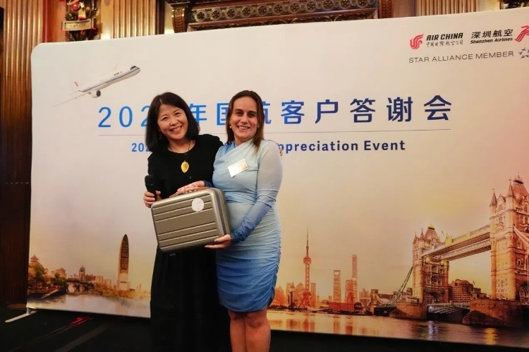 獲獎(jiǎng)嘉賓上臺(tái)領(lǐng)取精美獎(jiǎng)品。吳若鳴攝