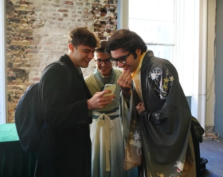 英國學(xué)生感受漢服魅力。吳若鳴攝