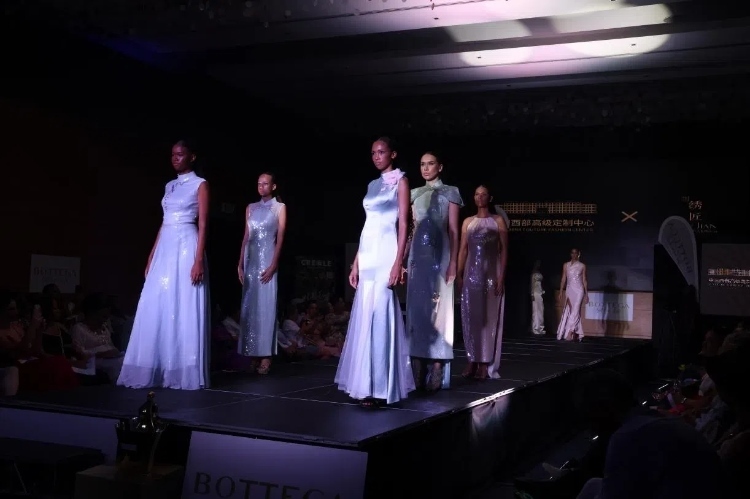 模特展示新中式禮服。顏李芳攝