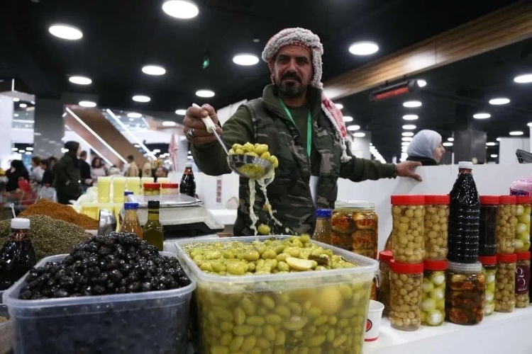 一位展商展示腌橄欖。納達爾·達烏德攝