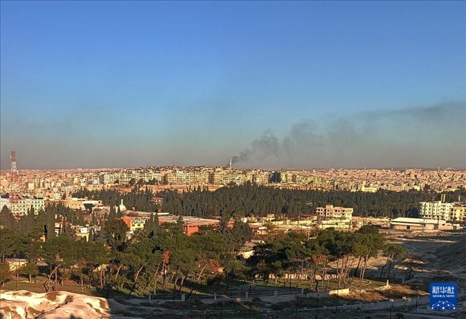 12月1日，敘利亞北部城市阿勒頗升起滾滾濃煙（手機(jī)照片）。新華社發(fā)