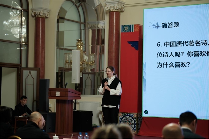 參賽選手現(xiàn)場(chǎng)答題。 俄羅斯國(guó)立人文大學(xué)孔子學(xué)院供圖