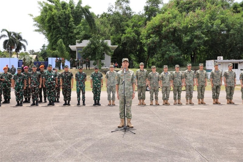 中方參演部隊(duì)指揮員在印尼方舉行的歡迎儀式上致辭。龔勝祥 攝