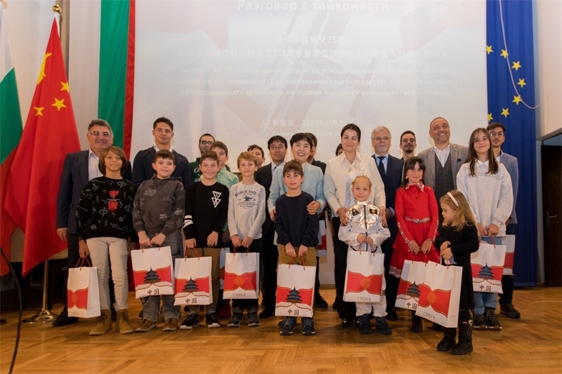 為保加利亞青少年頒發(fā)獎品。中國駐保加利亞大使館供圖