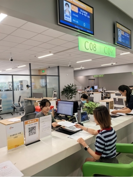 成都高新區(qū)“開辦餐飲店一件事”服務(wù)窗口。成都市市場監(jiān)督管理局供圖