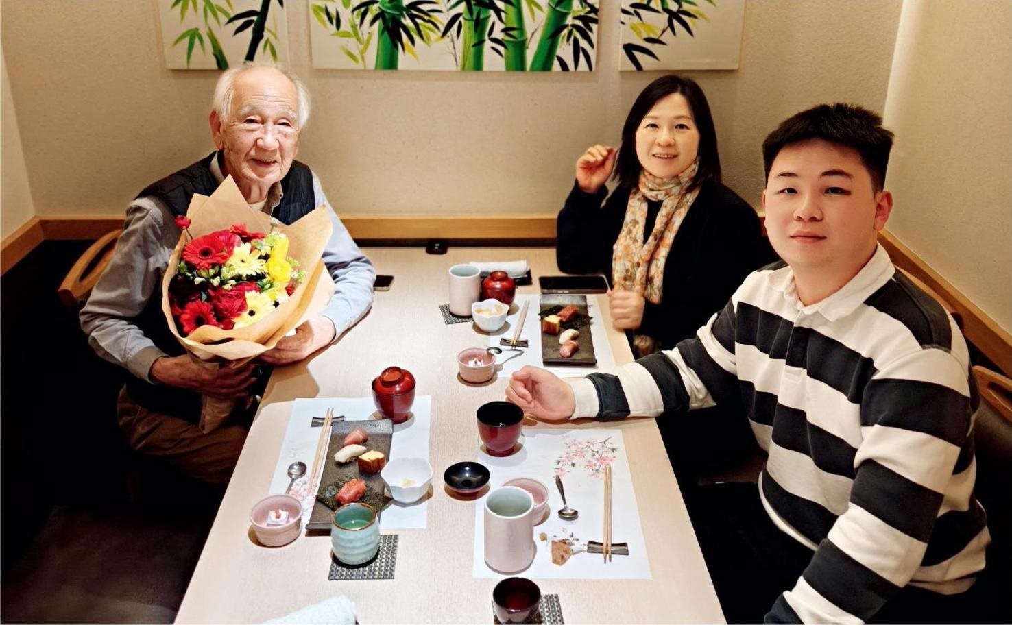 佐佐木俊一與彭林（中）、彭俊霖（右）在一起。