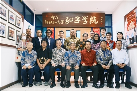 參會(huì)嘉賓合影。阿拉扎大學(xué)孔子學(xué)院供圖