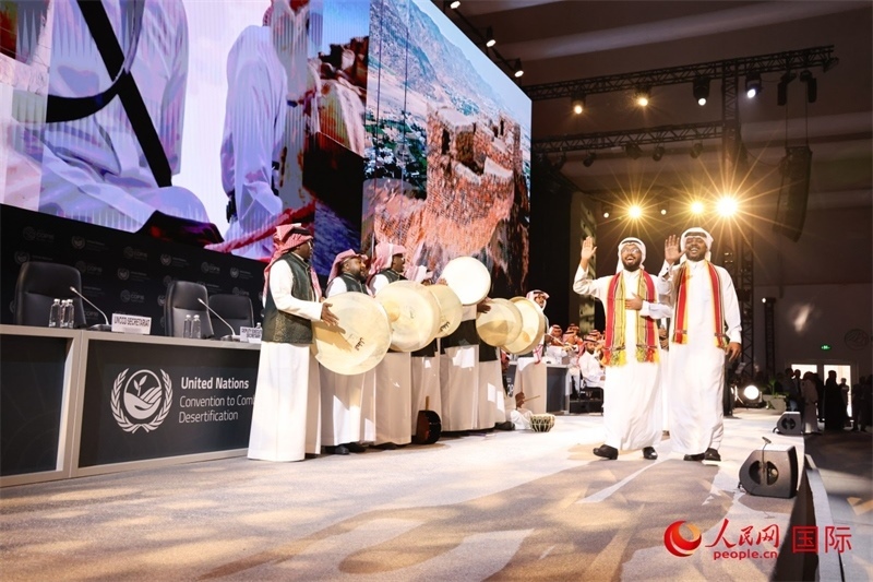 《聯(lián)合國防治荒漠化公約》第十六次締約方大會(huì)2日開幕。圖為開幕式表演。人民網(wǎng)記者任皓宇攝