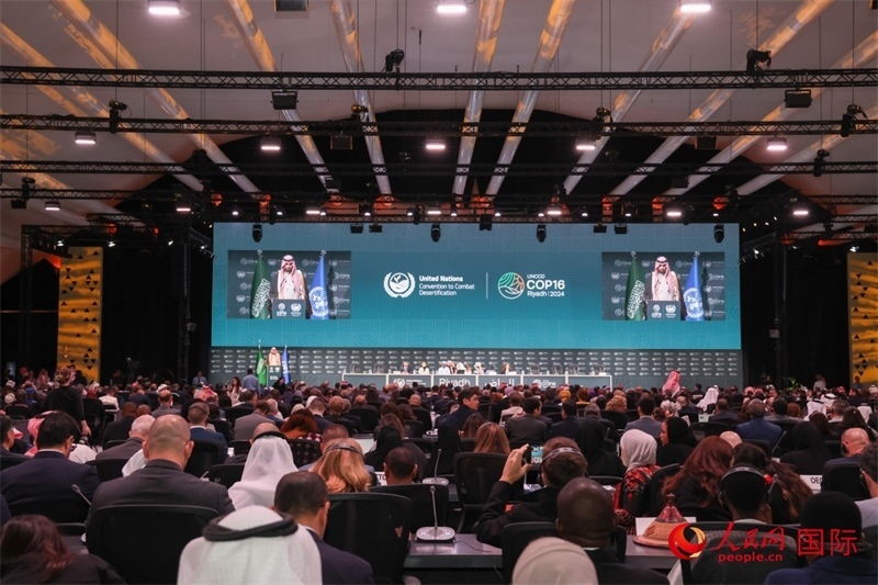 《聯(lián)合國防治荒漠化公約》第十六次締約方大會(huì)2日開幕。圖為開幕式現(xiàn)場(chǎng)。人民網(wǎng)記者任皓宇攝