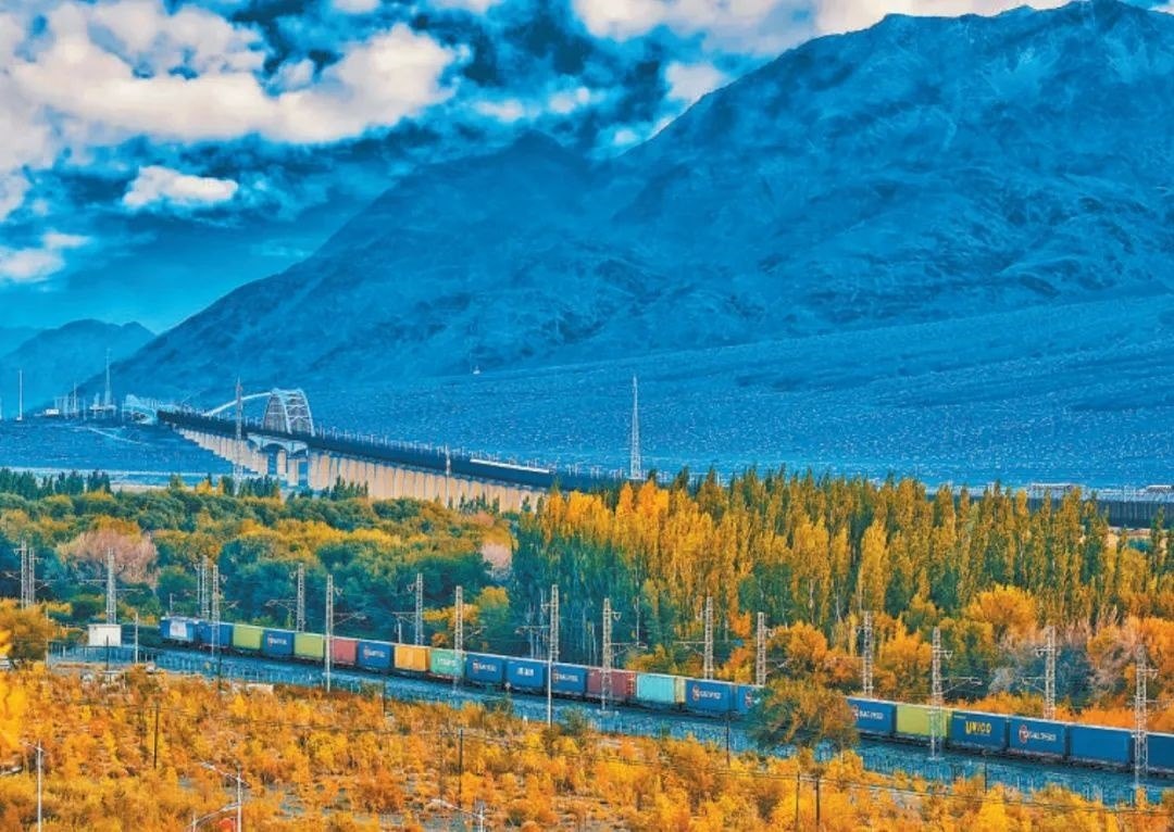 2013年，隨著共建“一帶一路”倡議提出，中歐班列應(yīng)運而生。今年11月20日，第十萬列中歐班列正式出境。截至目前，中歐班列累計運送貨物超1100萬標(biāo)箱、貨值超4200億美元，貨物品類達53大類5萬余種。圖為中歐班列行駛在新疆烏魯木齊達坂城濕地。擺風(fēng)亮 攝（新華社發(fā)）