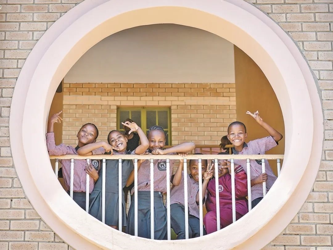 位于博茨瓦納南部的莫帕尼小學(xué)是中國援建的現(xiàn)代化學(xué)校，當(dāng)?shù)貎和慕逃龡l件因此得到改善。圖為莫帕尼小學(xué)課間休息的學(xué)生們。新華社記者 韓旭 攝