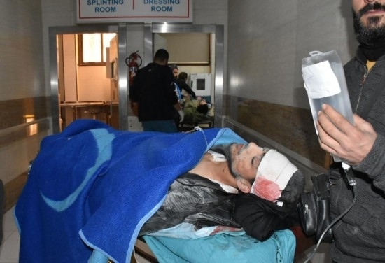 11月29日，在敘利亞阿勒頗，傷者被送往醫(yī)院接受治療。新華社發(fā)