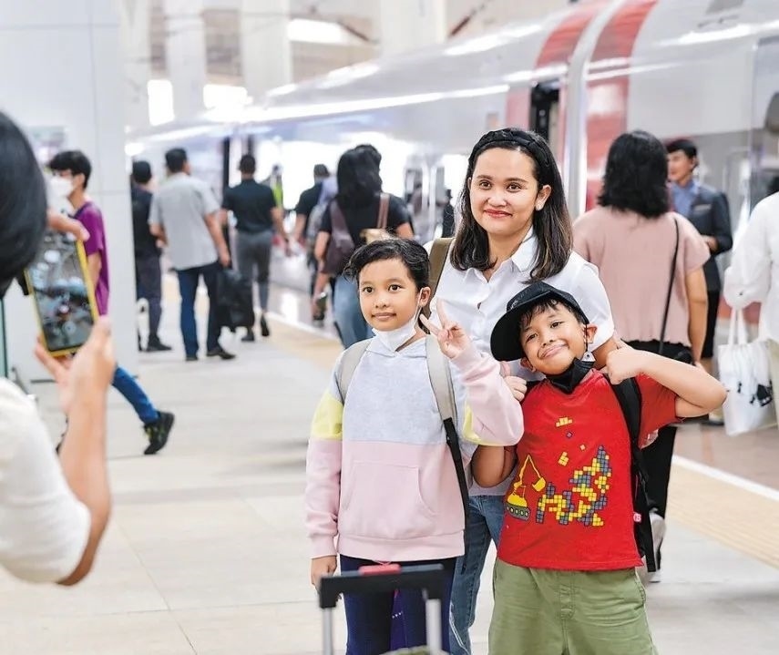 雅萬高鐵是我國在境外完成全過程勘察設(shè)計建設(shè)的首個高鐵項目，于去年10月17日正式開通運營，是中印尼共建“一帶一路”合作的典范。圖為乘客在和雅萬高鐵動車組合影留念。新華社記者 徐欽 攝